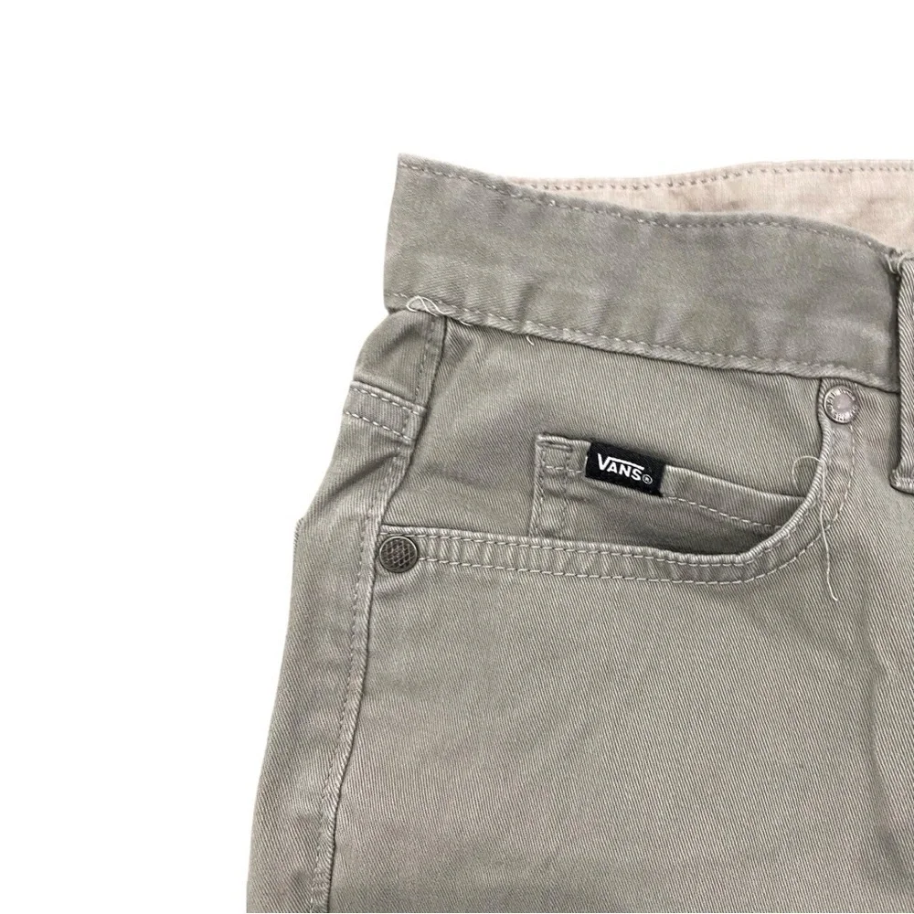 VANS men’s Gray Flat Front Shorts Casual Style skater short sz 28 unisex tomboy